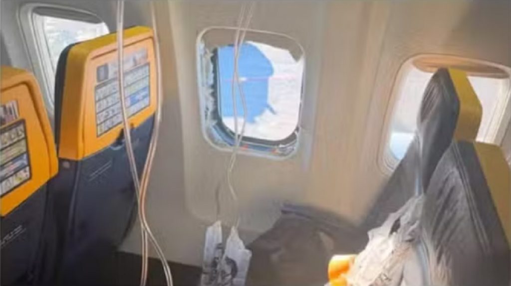 Passageiro-e-parcialmente-sugado-para-fora-de-janela-de-aviao-durante-voo